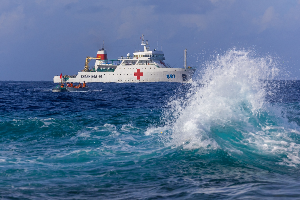 “Chữ Thập đỏ di động” - Bệnh viện giữa biển khơi
